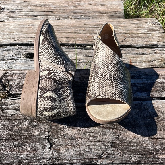 The Baretraps Casual Sedina Snake Wrap Peep Toe Slip on Sandal NWOB 10 - Picture 6 of 12